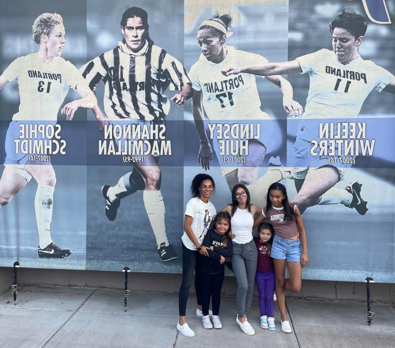 Lindsey Huie (right) with her children (from left) Kinsley, Rylie, Kaia and Mimi at the University of Portland, 2022年，这位足球运动员在那里入选了学校的体育名人堂. (图片由Lindsey Huie提供)